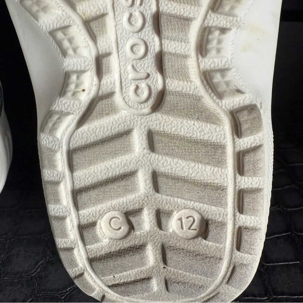 CROCS Kids White and Light Pink Classic Clog Pair with Charms size: C12